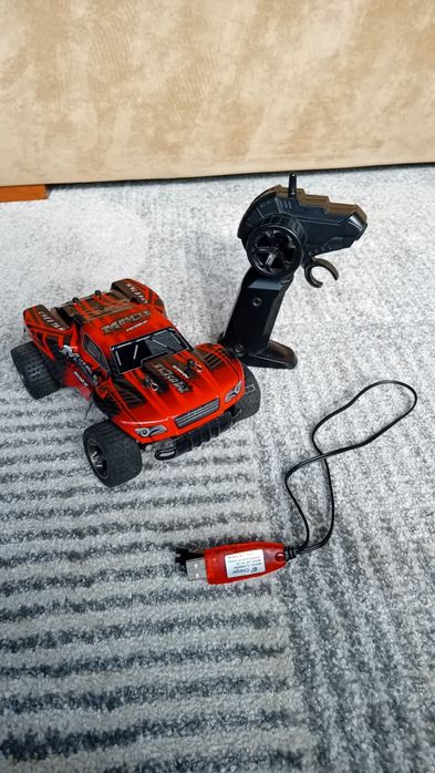 Carinho telecomandado com suspensão