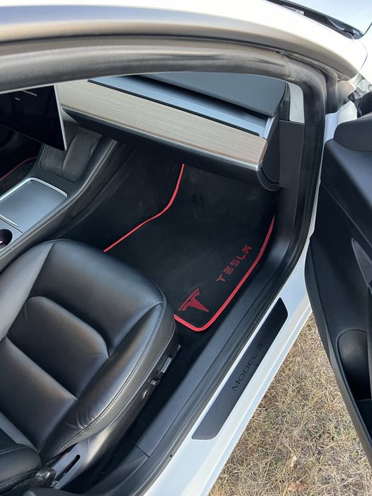 Белая Тесла Tesla Model 3 2020 restyling рестайлінг 60 kWt