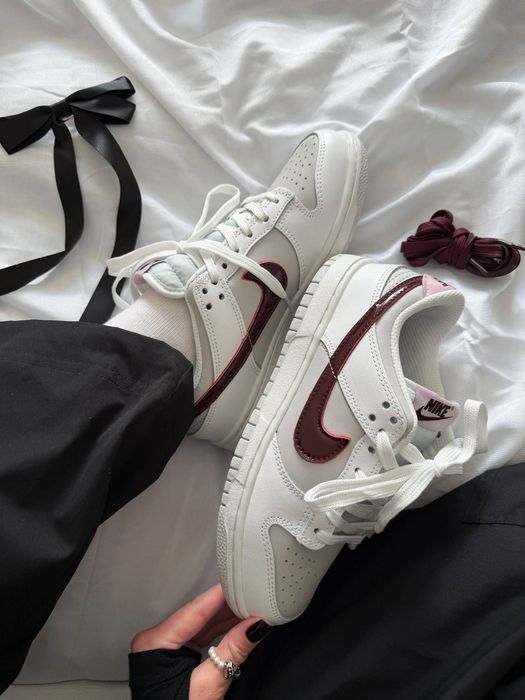 Nike Dunk SB Low Sail Burgundy Crush жіночі кросівки найк данк