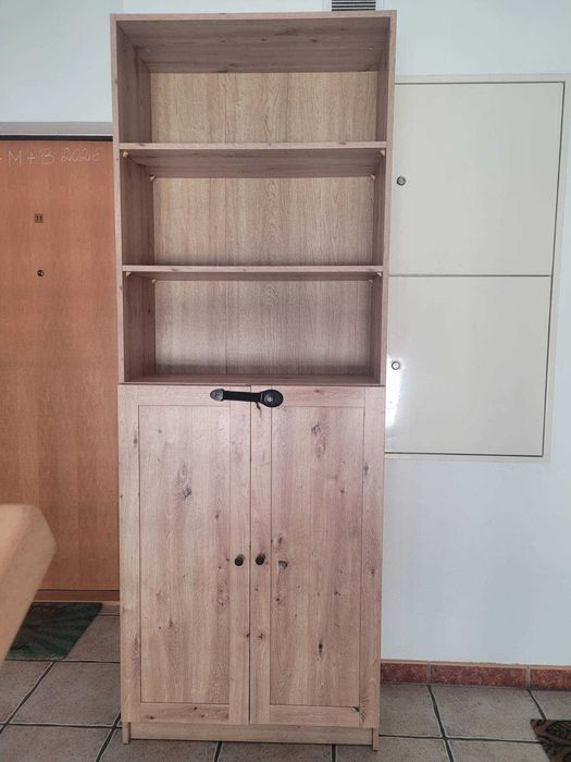 Elegancka szafa regał w dobrym stanie