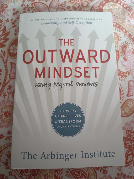 Książka the outward mindset seeing beyond ourselves.
