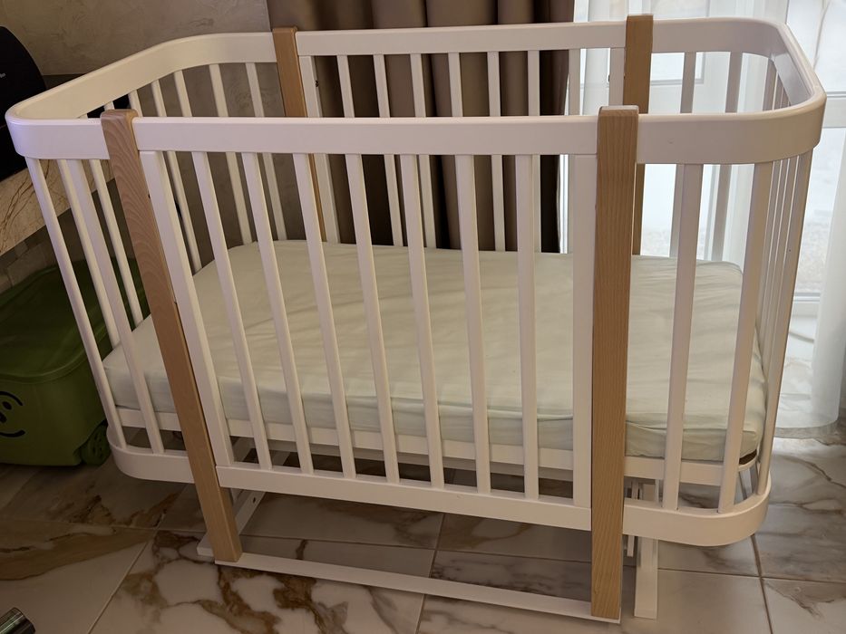 Дитяче ліжечко.