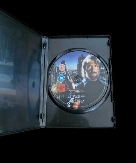 CÓDIGO DE SILÊNCIO (Chuck Norris) Ação e artes marciais em máximos