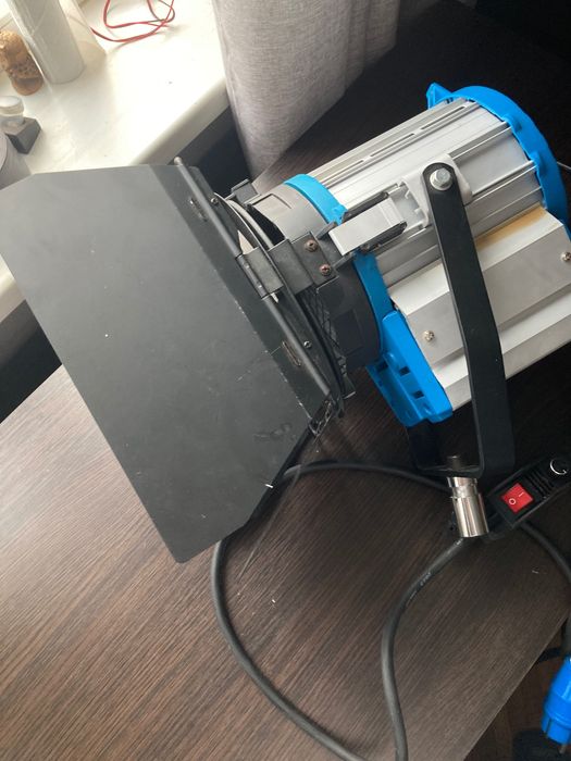 Постійне студійне світло з лінзою Френеля. 1000w