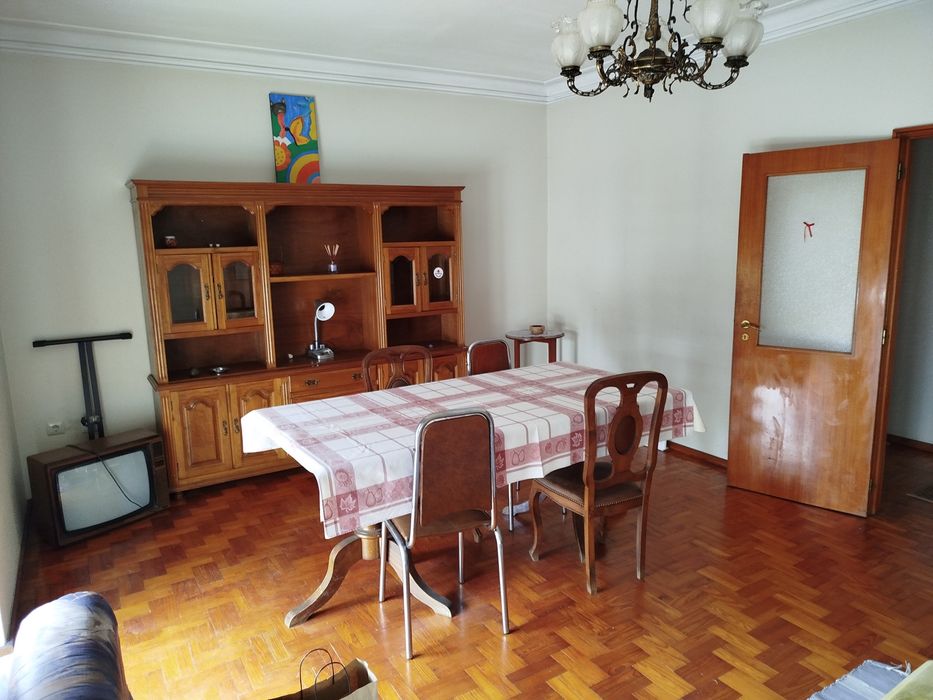 Alugo quarto em apartamento de estudantes