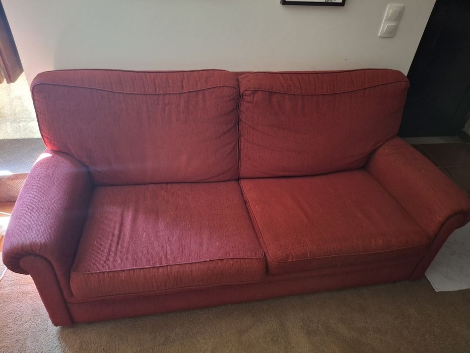 Sofá vermelho de 2 lugares