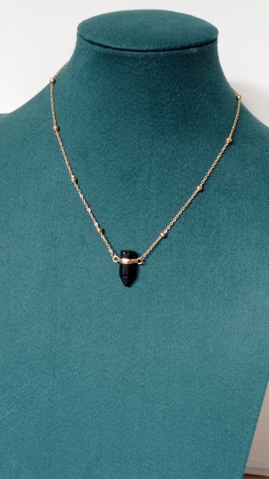 Krótki naszyjnik z czarnym kamieniem w okuciu