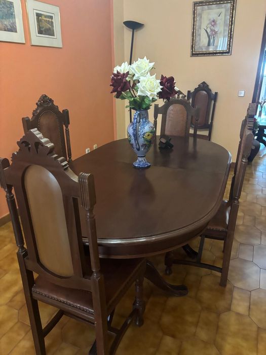 Mesa de Jantar Clássica Extensível + cadeiras