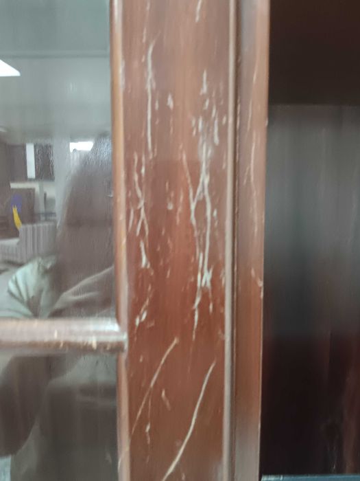 Estante de sala em mogno