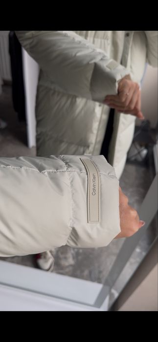 В наявності пуховики calvin klein