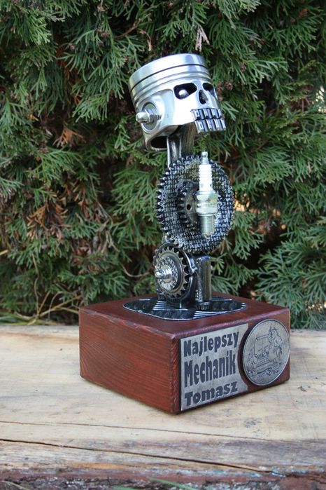 Puchar czaszka tłok Scrap Metal Art