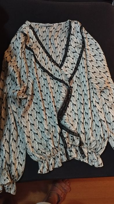 Blusas leves manga comprida creme e estampada