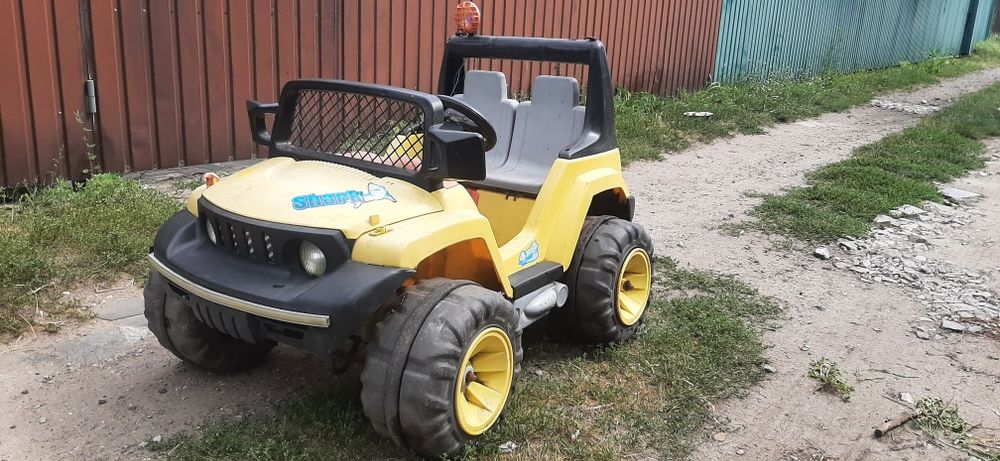 Дитячий електромобіль
