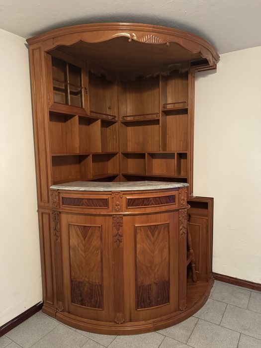 Bar de canto em madeira maciça com tampo em mármore + 2 bancos
