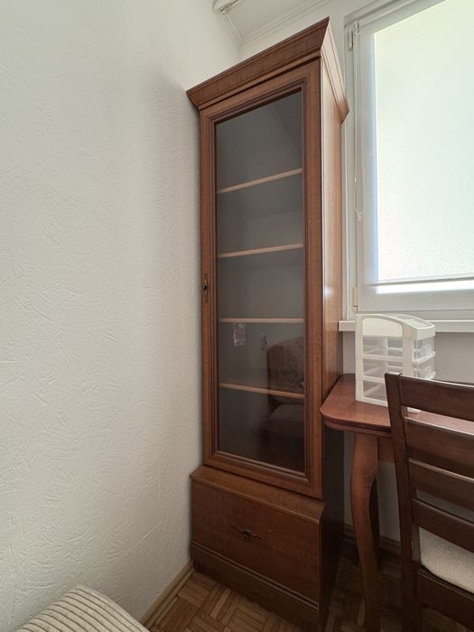 Elegancka witryna drewniana z przeszklonymi drzwiami i szafką – vintage