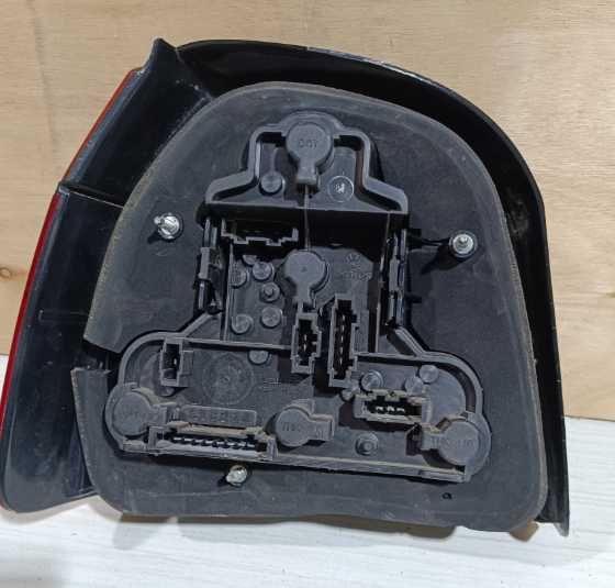 lampa tylna prawa saturnus vw golf III hb 91- ładny stan