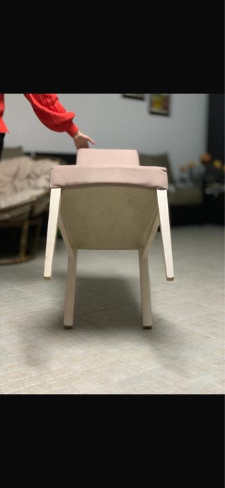 Cadeiras novas, de cor rosa velho