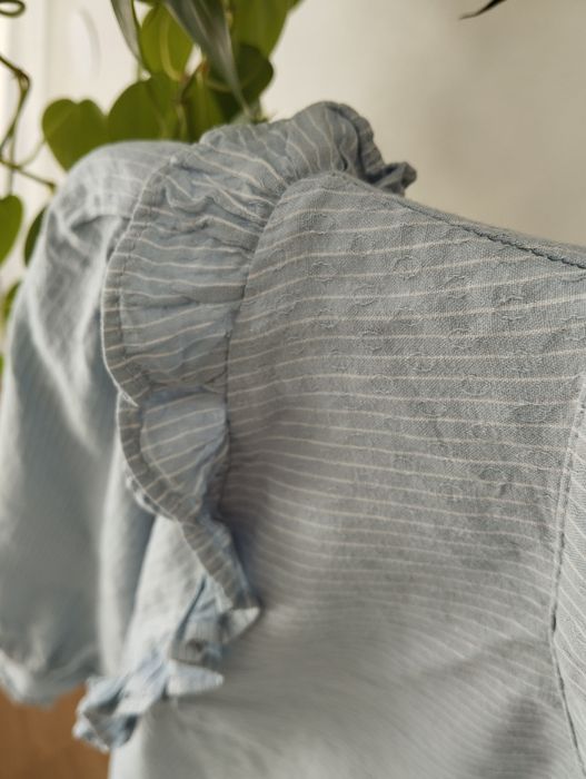 Wiosenna koszula, lekko taliowana, błękitna w prążki, falbanki, bawełn