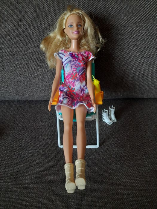 Lalka Barbie z krzesłem