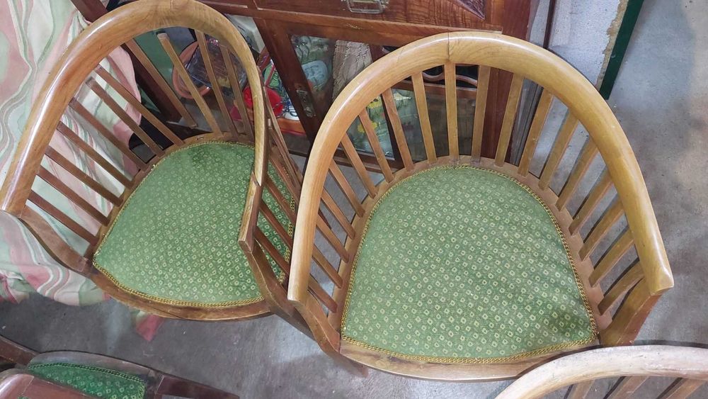 Conjunto de canapé e cadeiras e mesinha de centro (antigo)