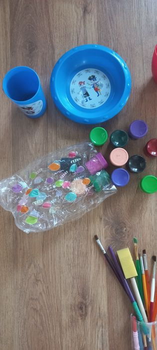 Akcesoria plastyczno-techniczne kredki farby