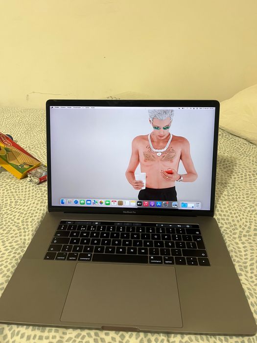 MacBook Pro 15, 2017436852570016993284