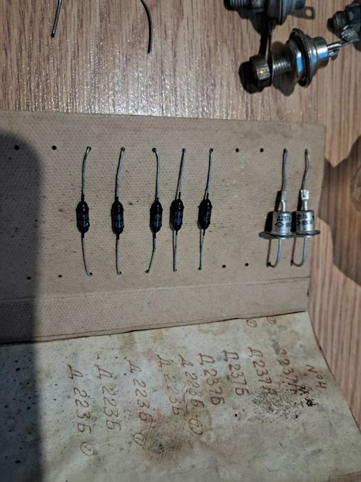 Діоди,СВЧ-діоди, стабілітрони, тиристори різні (кремнієві, селенові..)