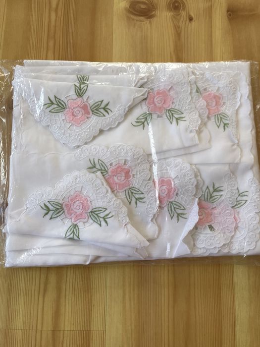 Nowy Obrus z pięknymi haftami Tekcan Tekstil 150x220