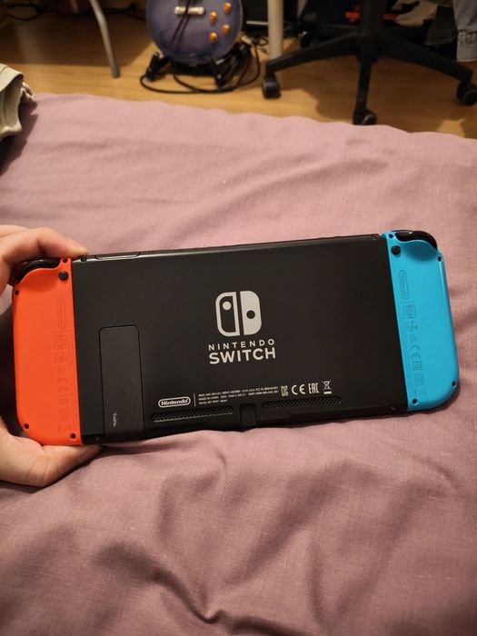 Nintendo Switch c/caixa e carregador