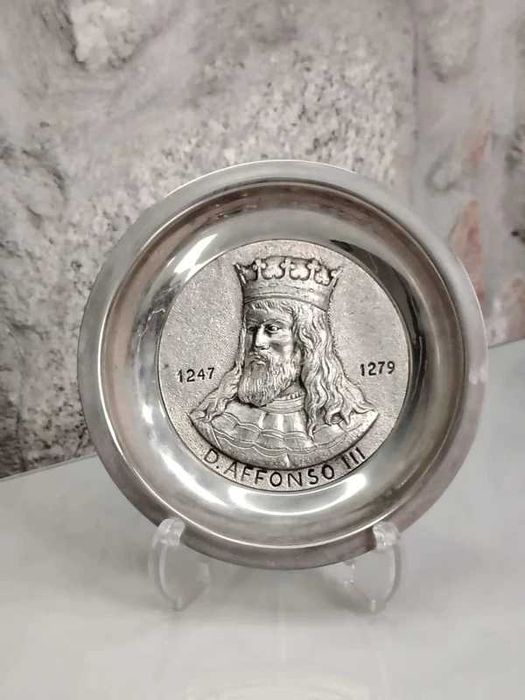 Prato decorativo em metal - D. Afonso III  ENVIO GRATIS