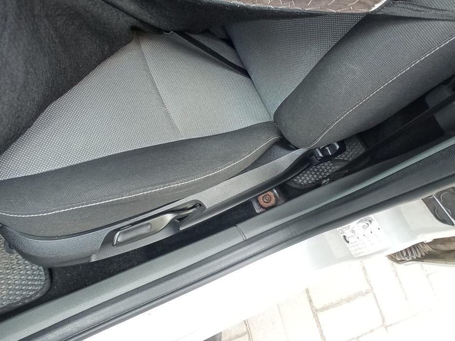 Форд фокус 2010рік  1.6 бензин 74кв