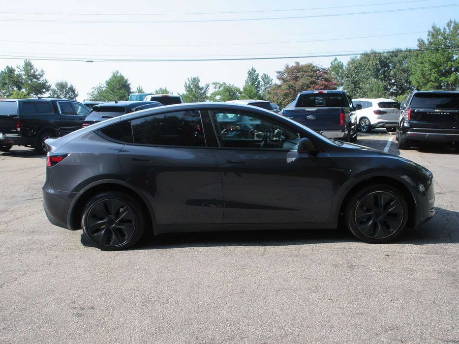 Tesla Model Y Long Range      2025