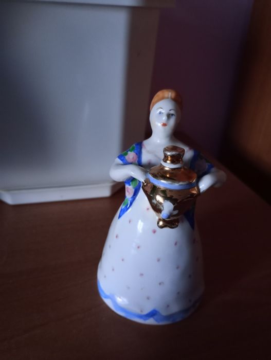 Статуэтка Дама с самоваром