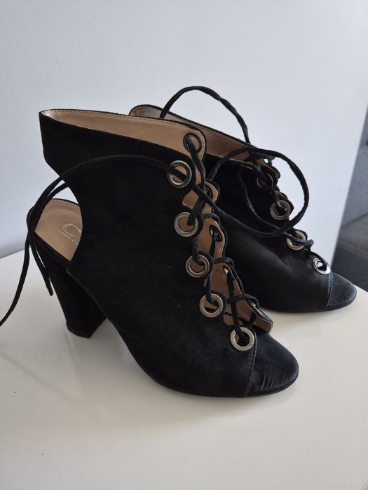 Buty botki odkryte palce