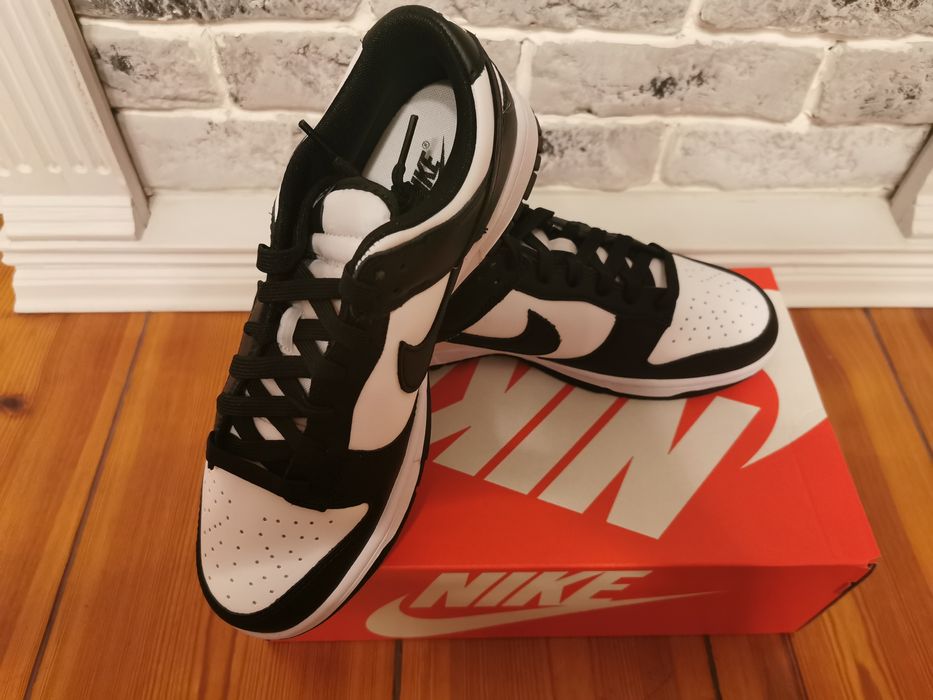 Nike Dunk Low Retro
White Black Panda