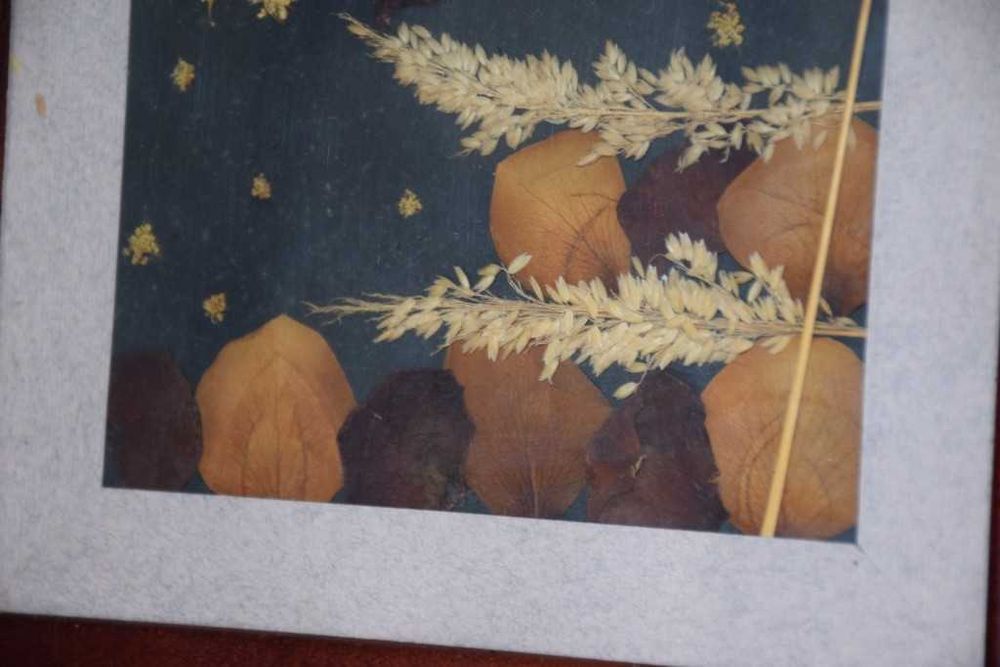 Quadro artesanal feito com folhas secas – assinado pela autora (1994)