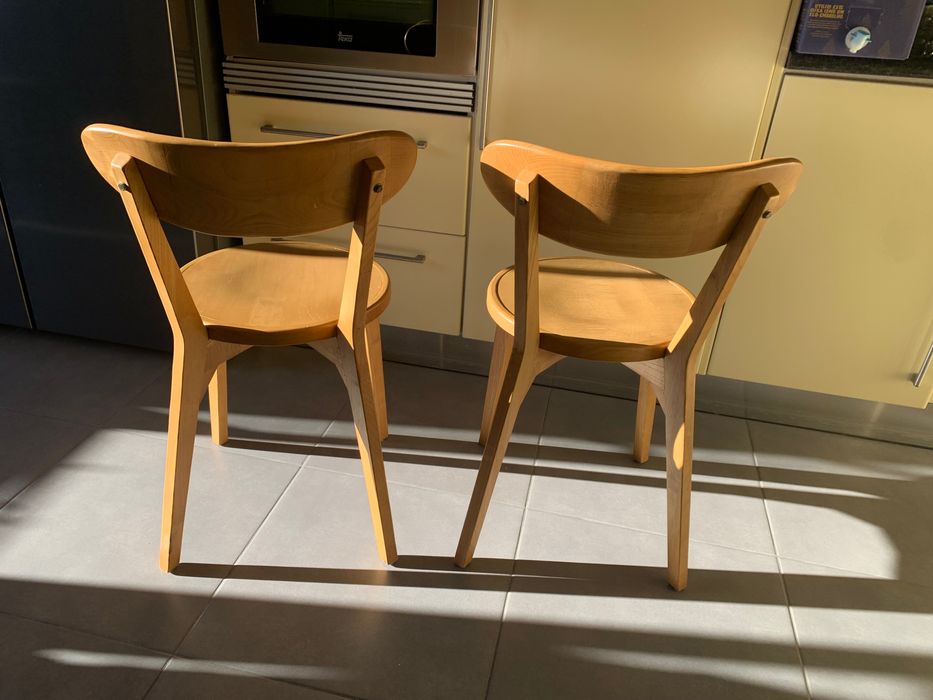 2 cadeiras de madeira