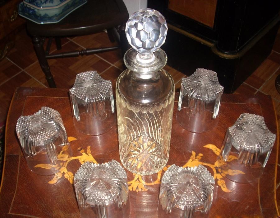 Antiga garrafa e copos em cristal lapidado
