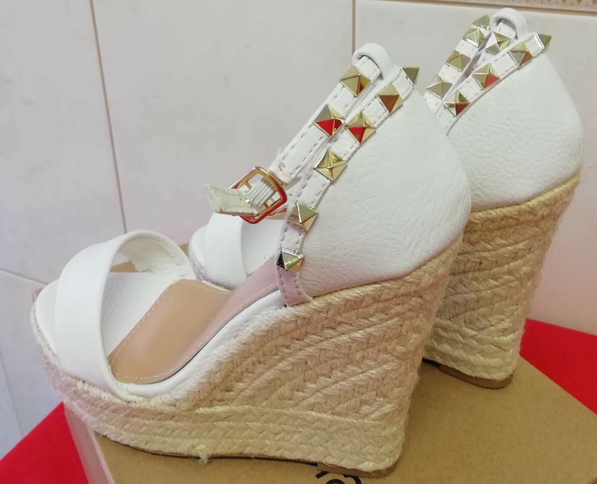 Sandálias de cunha em pele com tachas douradas