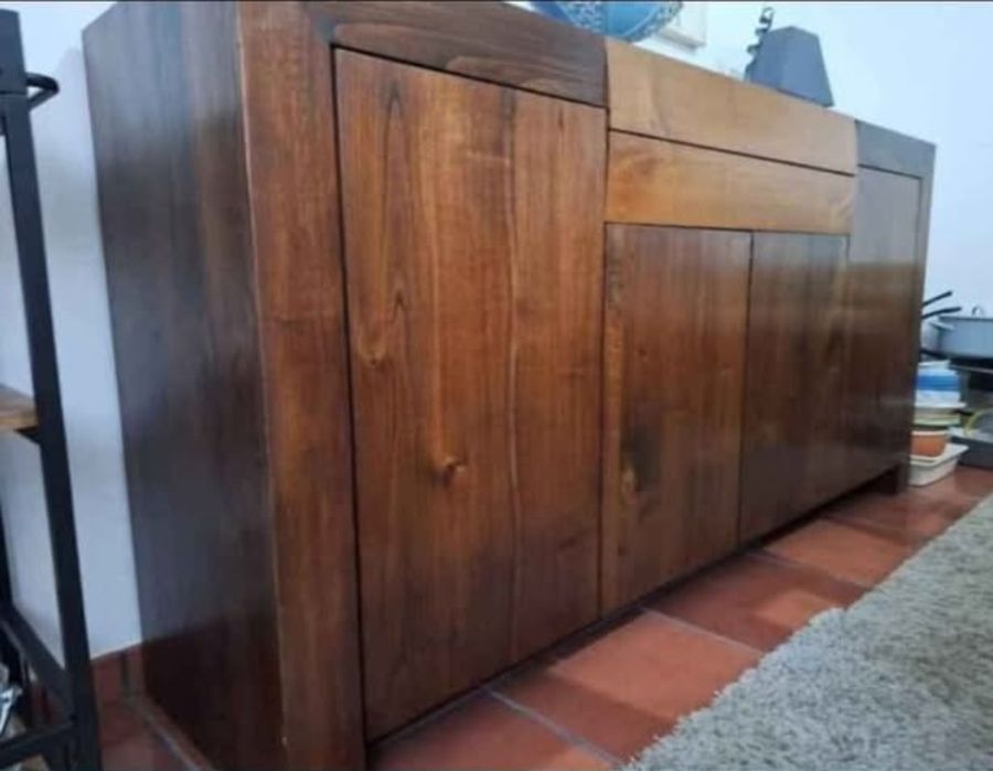 Conjunto Móveis em madeira de castanho maciço.