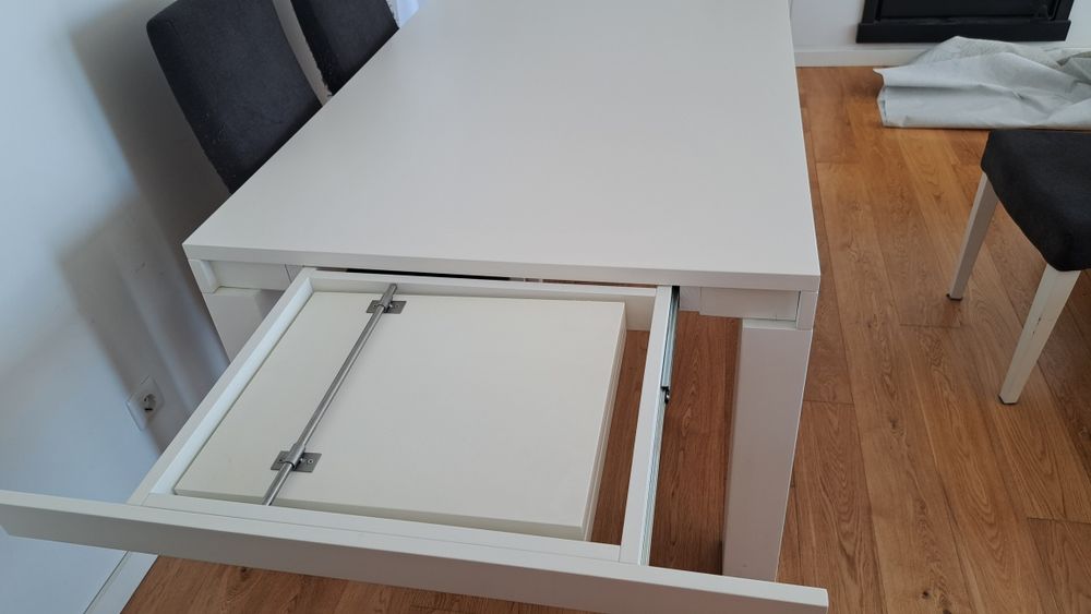 Vendo mesa de jantar extensível, cem cerejeira, lacada a branco.