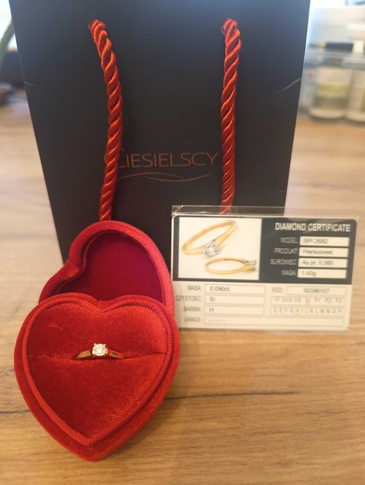 Pierścionek zaręczynowy