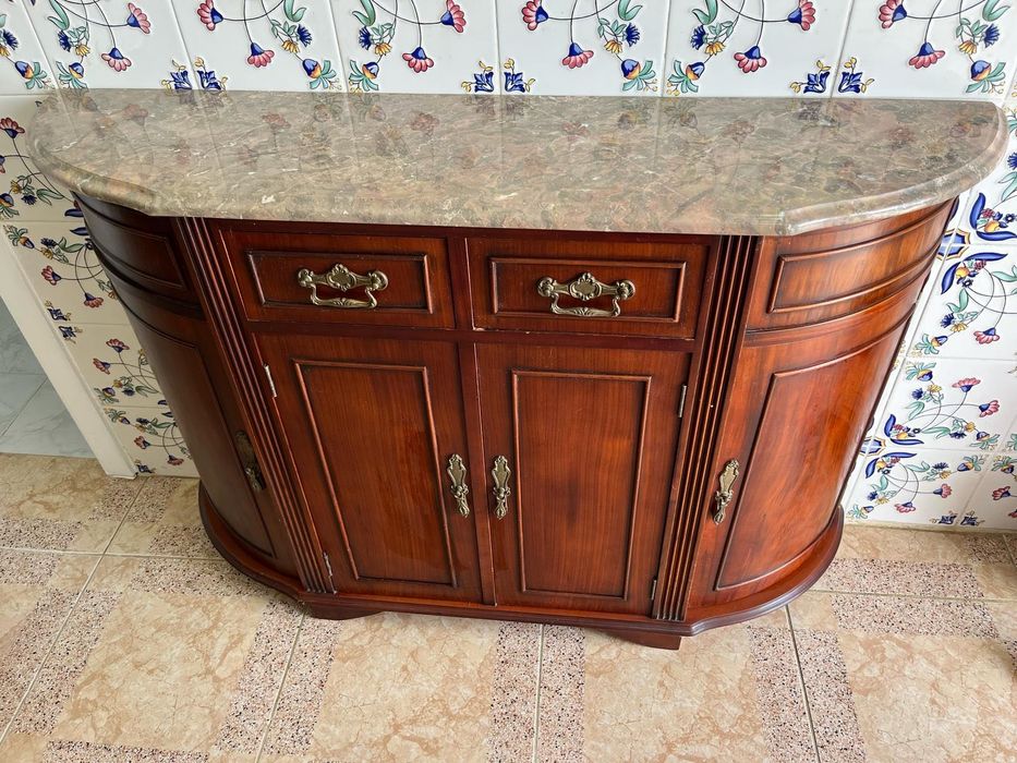 Sapateira de cor mogno/madeira.