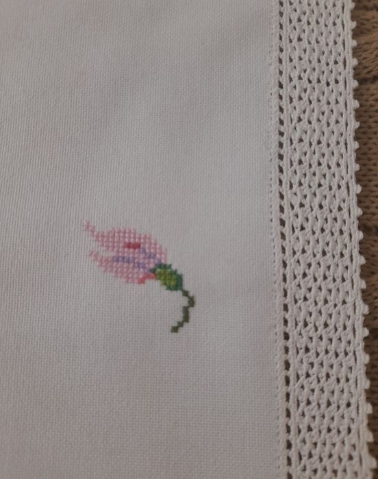 Naperon bordado em ponto de cruz -50 cm x 45 cm