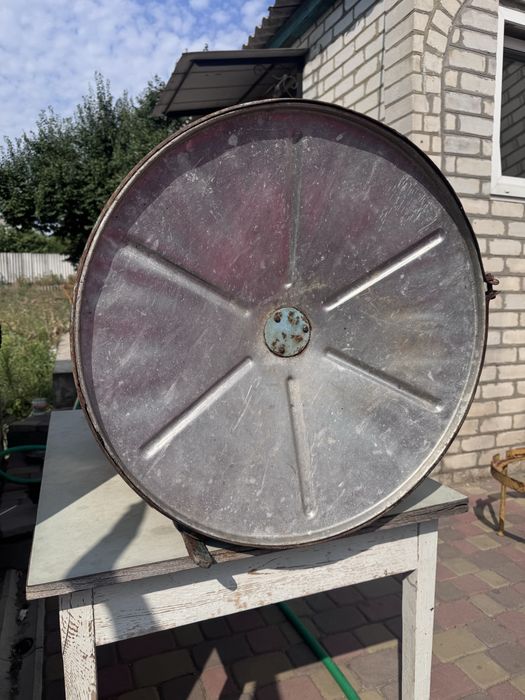 Продам медогонку на 4 рамки.