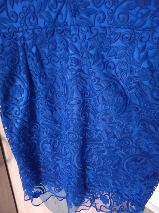 Śliczna koronkowa sukienka