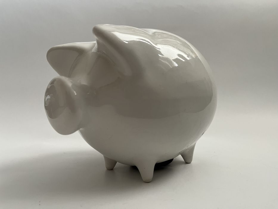Ceramiczna skarbonka świnka z lat 90. XX w.