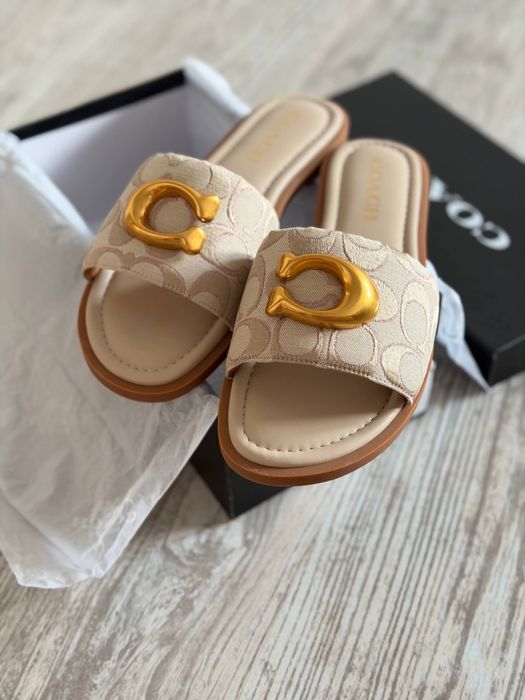 Шльопанці Coach в наявності