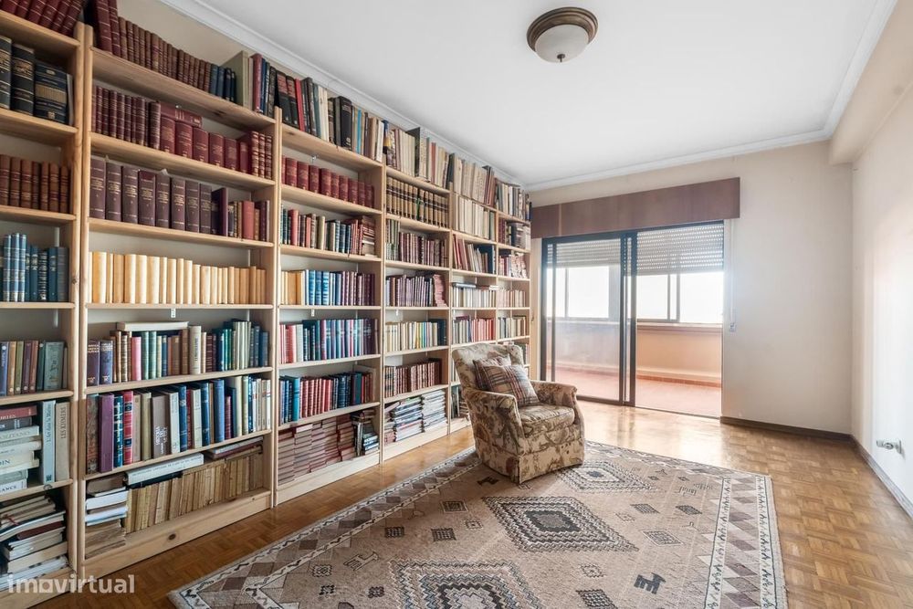 Apartamento T5 com estacionamento, Quinta das Palmeiras, Oeiras