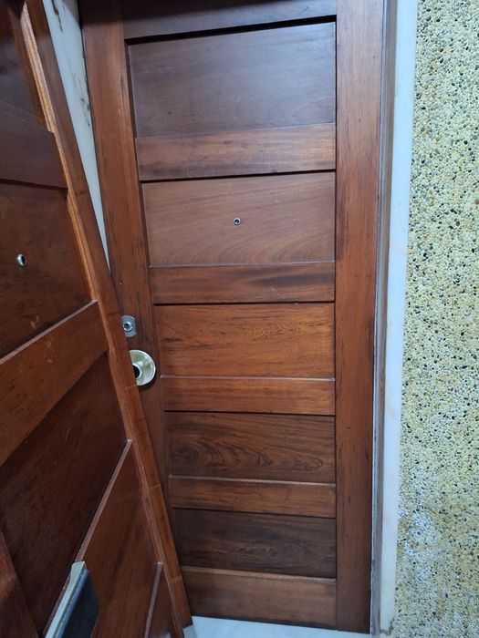 Porta de casa dentro de prédio